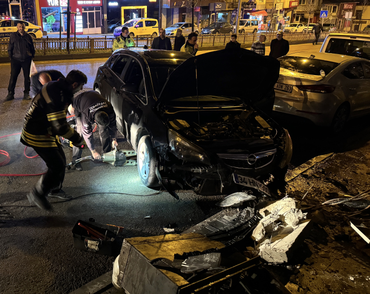 Erzurum'da otomobil trafoya çarptı: 2 kişi yaralandı