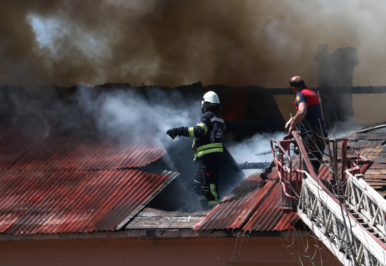 Erzurum'da işçilere tahsis edilen yapıda çıkan yangın söndürüldü