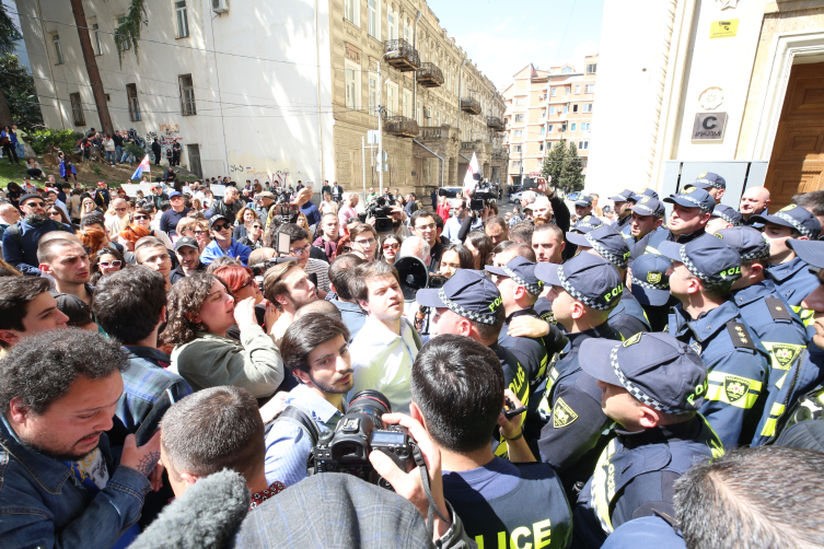 Gürcistan Parlamentosu'nda milletvekilleri arasında kavga çıktı