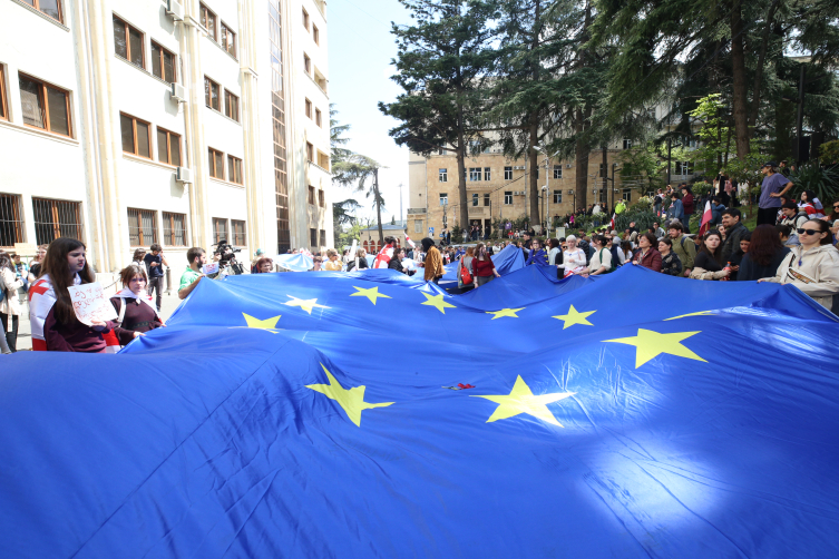 Gürcistan Parlamentosu'nda milletvekilleri arasında kavga çıktı