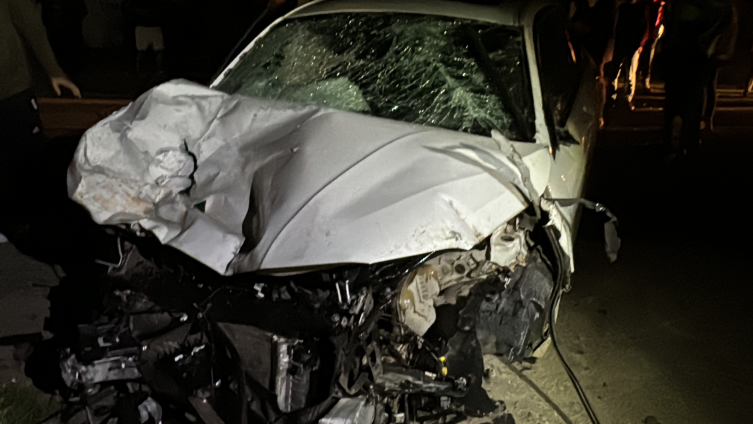 Hatay'da kontrolden çıkan otomobil park halindeki iki araca çarptı