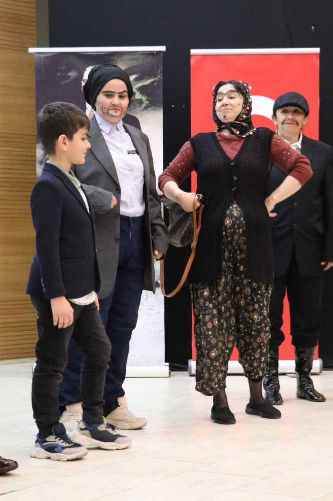 Zonguldak'ta otizmli bireyler ve aileleri tiyatroyla sosyalleşiyor