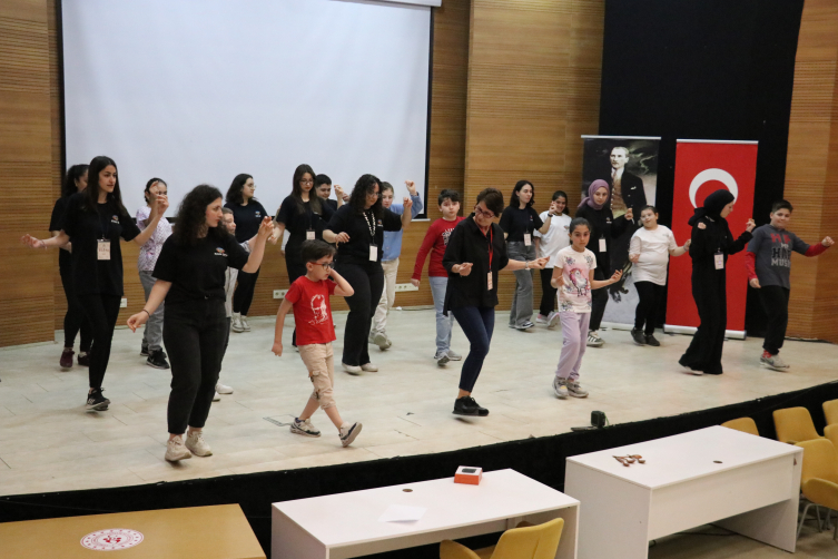 Zonguldak'ta otizmli bireyler ve aileleri tiyatroyla sosyalleşiyor