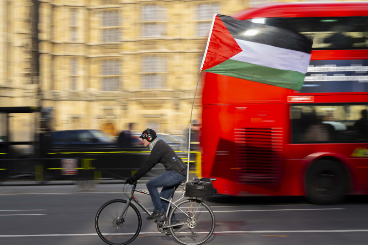 İsrail'e silah satışları İngiltere Parlamentosu önünde protesto edildi