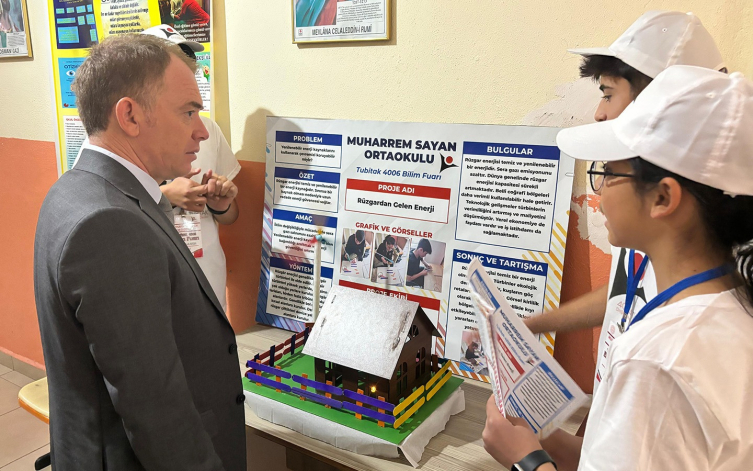 Kırşehir'de bir ortaokulda "TÜBİTAK 4006 Bilim Fuarı" açıldı