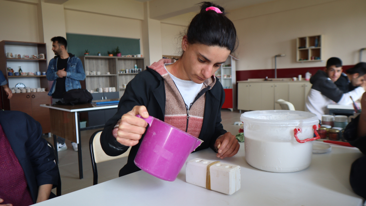 Iğdır'daki özel öğrenciler el sanatları atölyelerinde meslek öğreniyor