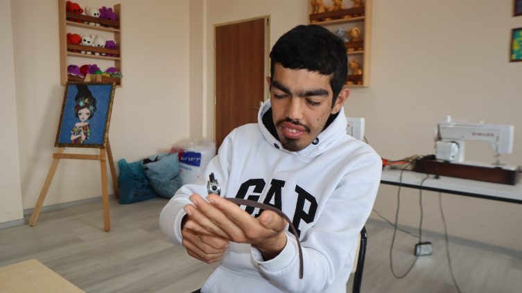 Iğdır'daki özel öğrenciler el sanatları atölyelerinde meslek öğreniyor