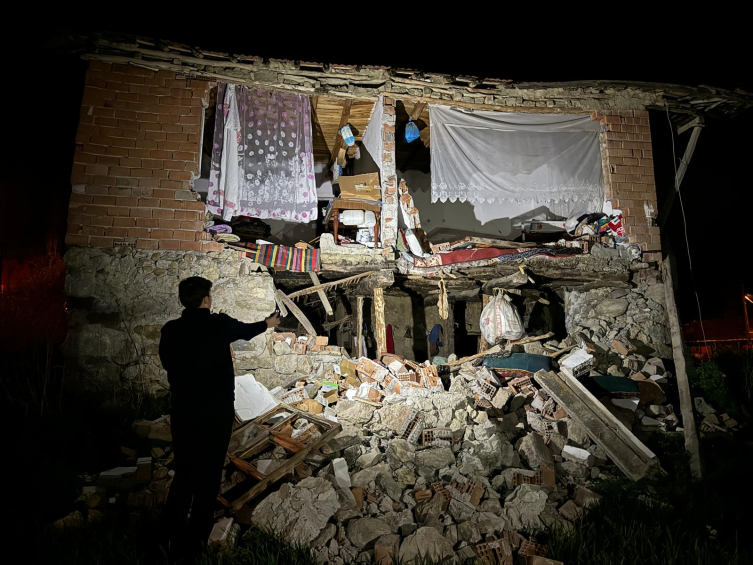Yozgat'ta deprem nedeniyle bazı evler zarar gördü
