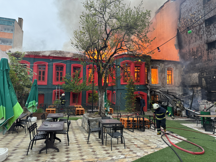 Kırklareli'nde tarihi binada çıkan yangına müdahale ediliyor