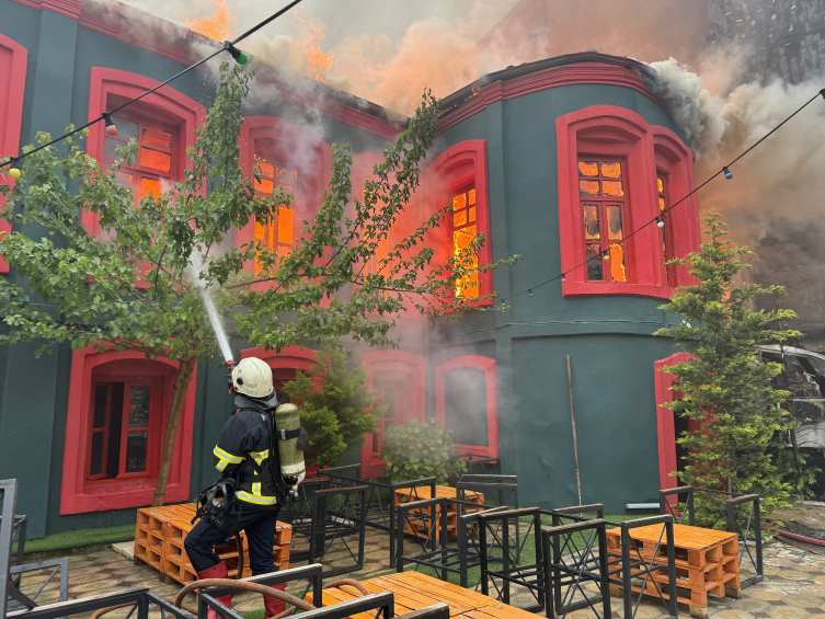 Kırklareli'nde tarihi binada çıkan yangına müdahale ediliyor