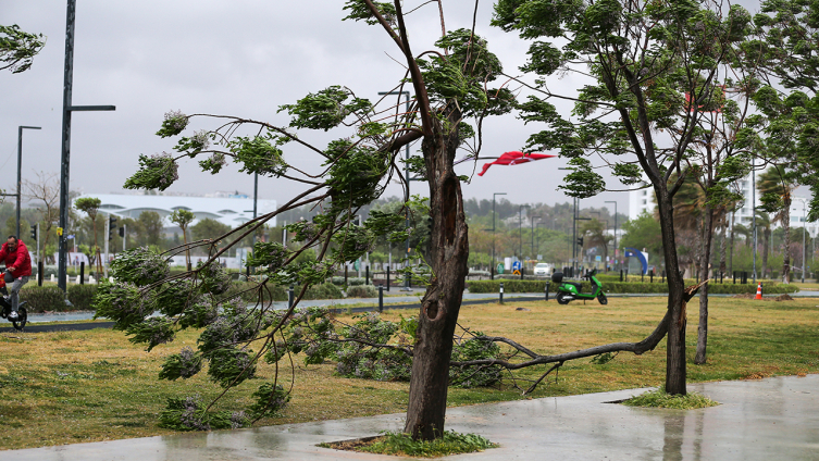 Antalya'da kuvvetli rüzgar ve yağış etkili oldu