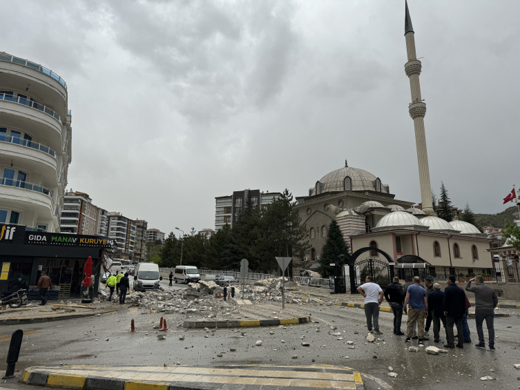 Çankırı'da cami minaresi fırtınada yıkıldı