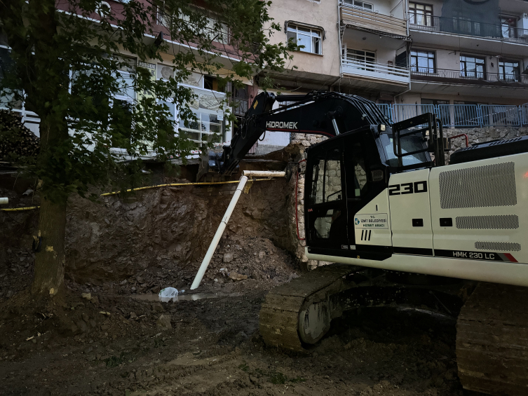 Kocaeli'de istinat duvarı çöktü: 5 katlı bina tahliye edildi
