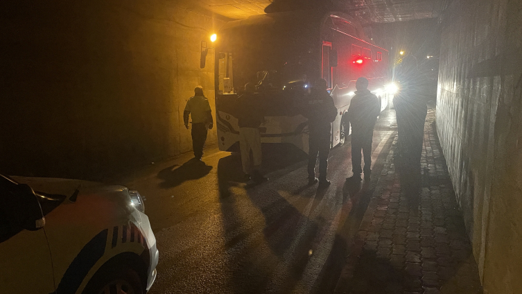 Bolu'da alt geçide sıkışan yolcu otobüsü kurtarıldı