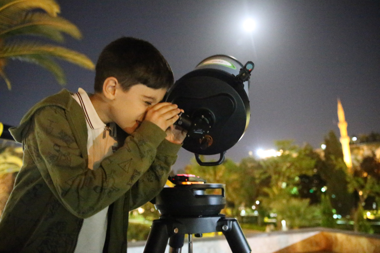Öğrenciler gökyüzünü teleskopla izledi