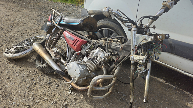 Yolcu treni motosiklete çarptı: 1 yaralı