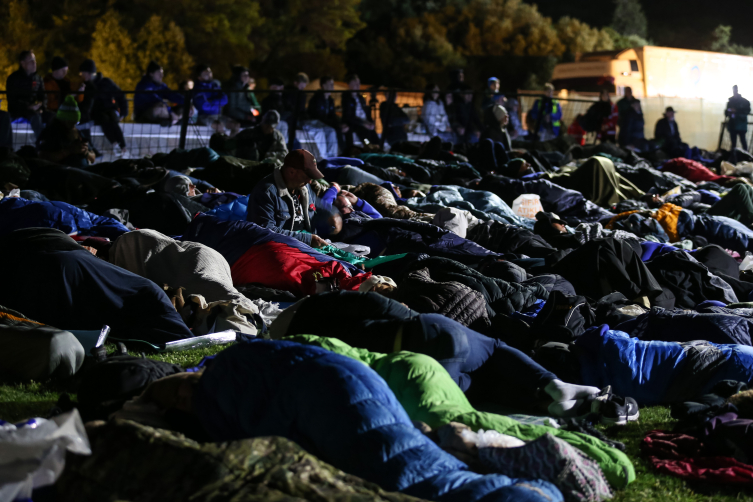 Anzak torunları geleneksel 'Şafak Ayini' için Anzak Koyu'nda