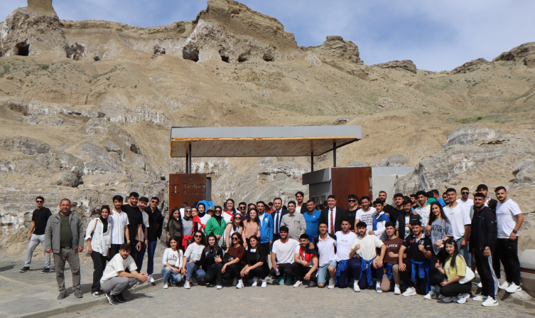 Iğdır'a gelen sporculara Gökkuşağı Tepeleri ve tuz mağaraları tanıtıldı