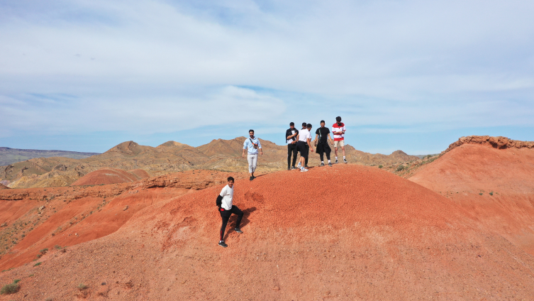 Iğdır'a gelen sporculara Gökkuşağı Tepeleri ve tuz mağaraları tanıtıldı