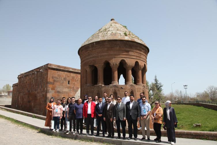 Akademisyenler ve öğrenciler Bitlis'in tarihi mekanlarını gezdi