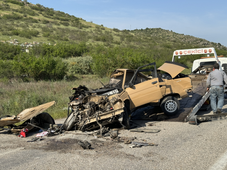 Balıkesir'de otomobil tırla çarpıştı: 3 ölü