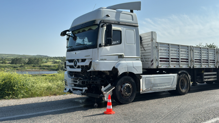 Balıkesir'de otomobil tırla çarpıştı: 3 ölü