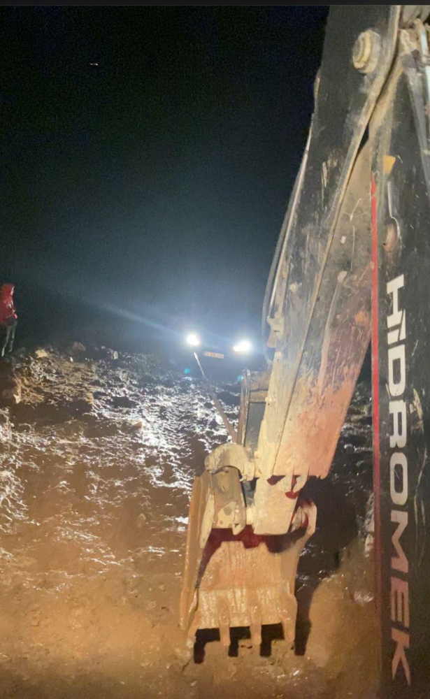 Trabzon'da yayla yolunda mahsur kalan turisti belediye ekipleri kurtardı