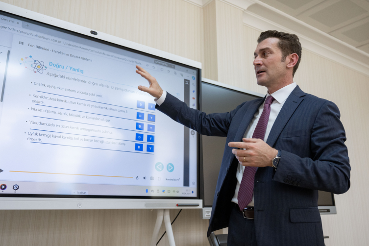 MEB yeni müfredatı dijitalle destekleyecek