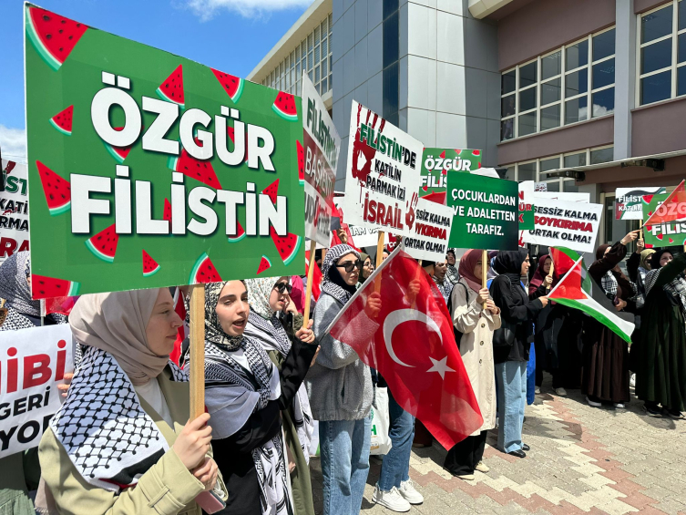 Çanakkale Onsekiz Mart Üniversitesi öğrencileri Gazze'ye destek için yürüdü