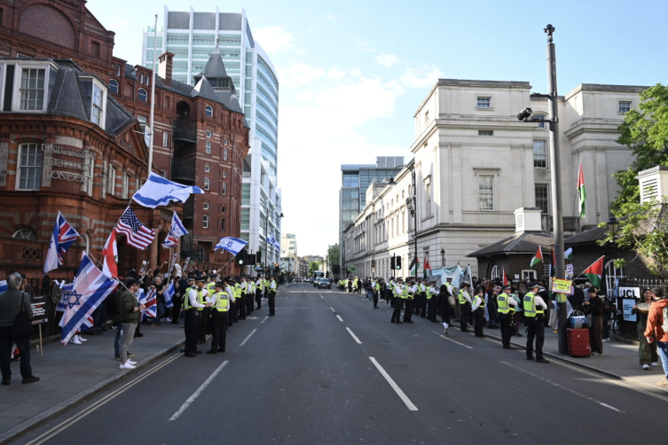 Londra'daki UCL önünde Filistin'le dayanışma eylemi düzenlendi