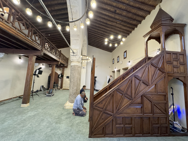 Hatay'da depremlerde aldığı hasarın ardından restore edilen cami ibadete açıldı