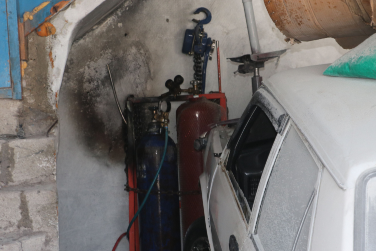 Samsun'da oksijen tüpü alev alan iş yerinde hasar oluştu