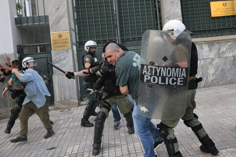 Yunan polisi Filistin'e destekçilerine biber gazıyla müdahale etti