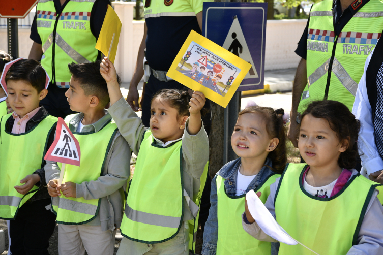 Karaman'da Trafik Haftası dolayısıyla çocuklara trafik eğitimi verildi