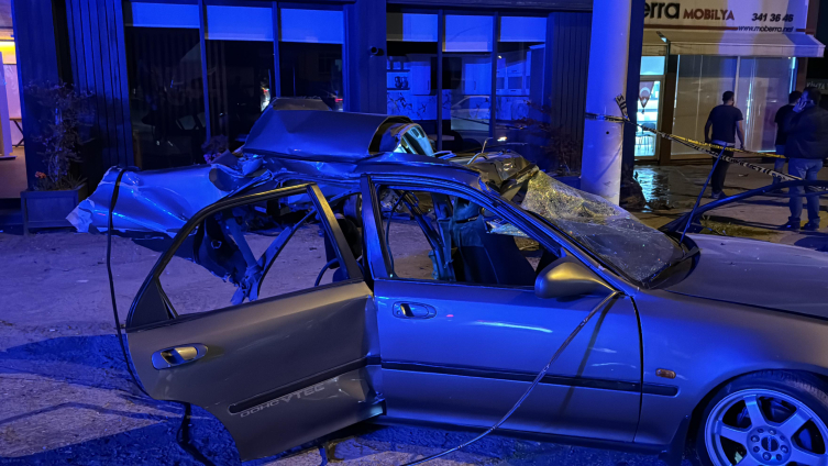 Kocaeli'de otomobil yayaya ve elektrik direğine çarptı: 1 ölü, 1 yaralı