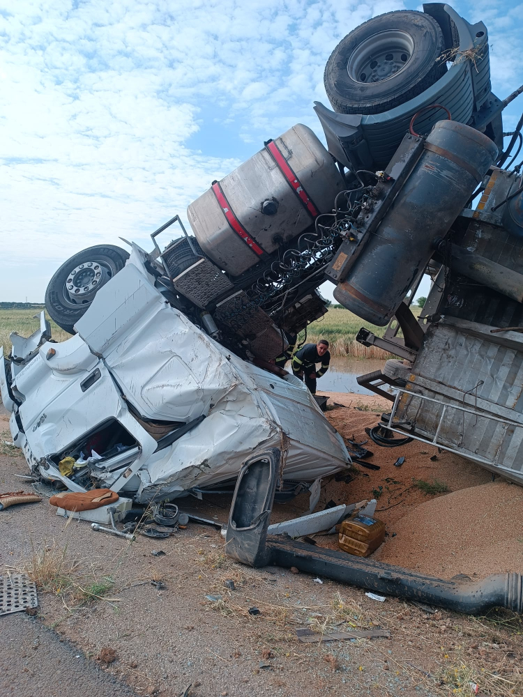Mardin'de trafik kazasında devrilen tırın sürücüsü yaralandı