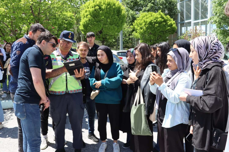 Muş'ta jandarma ve polis ekiplerinden öğrencilere trafik eğitimi