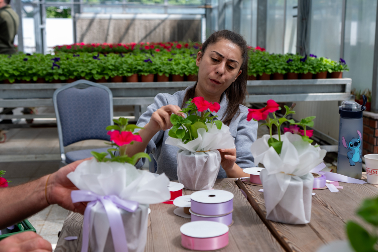 Meclis serasında üretilen çiçekler "Anneler Günü"ne hazır