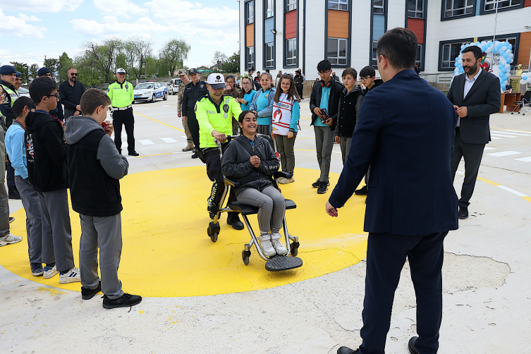 Bayburt'ta öğrenciler okulda oluşturulan pistte trafik kurallarını öğrendi