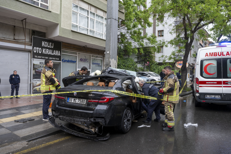 Ankara'da direğe çarpan otomobildeki 1 kişi öldü, 4 kişi yaralandı