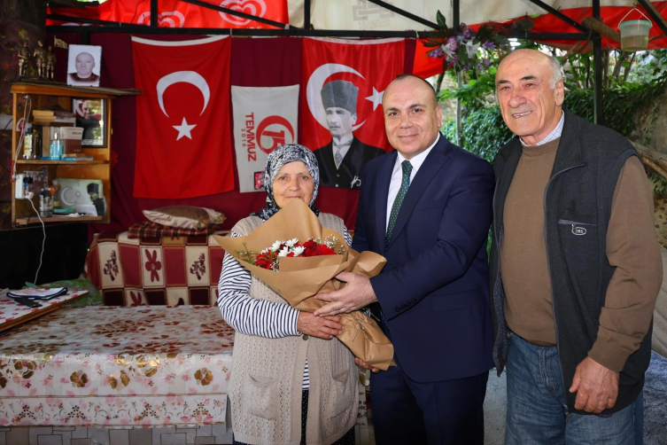 Artvin Valisi'nden "Anneler Günü"nde şehit annesine ziyaret