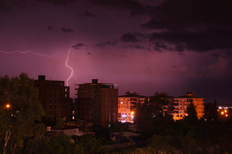 Hatay'da sağanak ve dolu etkili oldu