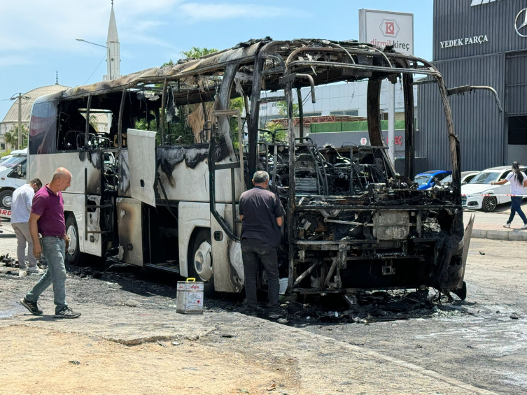 Antalya'da park halindeki otobüs alev alev yandı