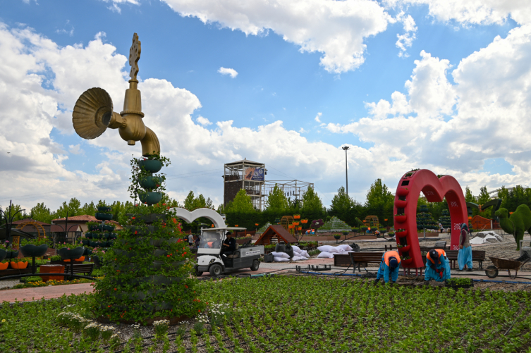 Konya'da 395 bin çiçeğin bulunduğu bahçe ziyaretçilerini ağırlamaya hazırlanıyor