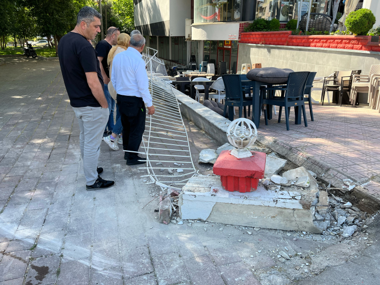 Denizli'de otomobil kaldırımdaki yayalara çarptı