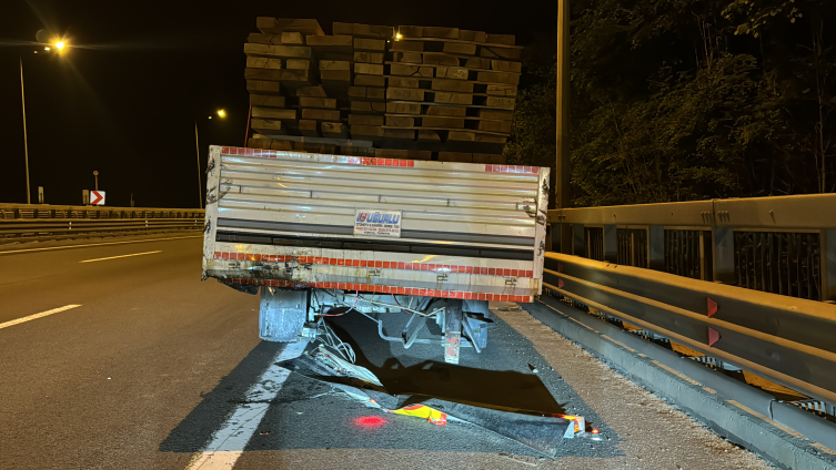 Hurdaya dönen tırdan yara almadan kurtuldu