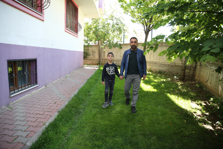 Sahipsiz köpeklerin saldırısında yaralanan çocuk korkusunu yenmeye çalışıyor