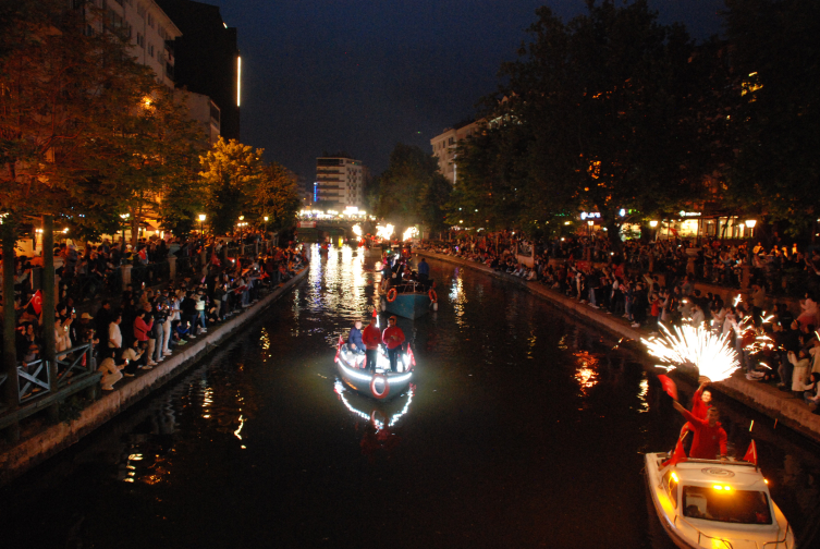 Porsuk Çayı'nda botlarla fener alayı yapıldı