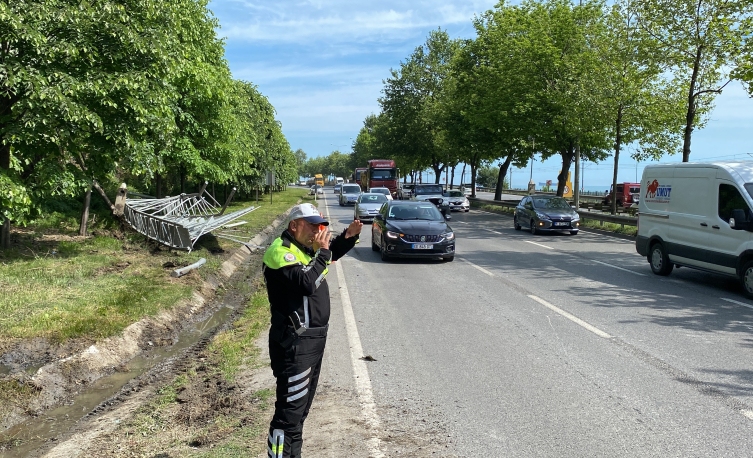 Samsun'da yol kenarındaki tabela devrildi: Araç kuyrukları oluştu