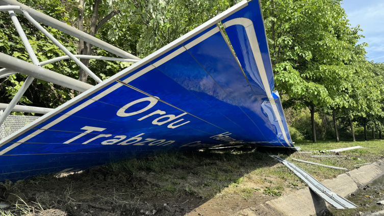 Samsun'da yol kenarındaki tabela devrildi: Araç kuyrukları oluştu